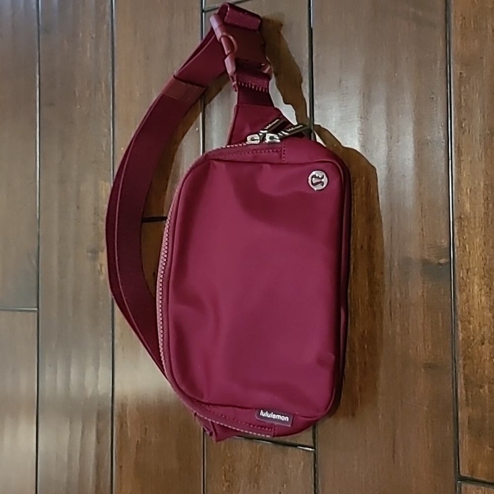 NWOT - Lululemon Everywhere Belt Bag